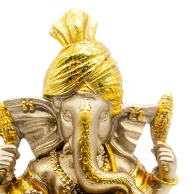 Estátua dourada de Ganesha em resina com detalhes brilhantes