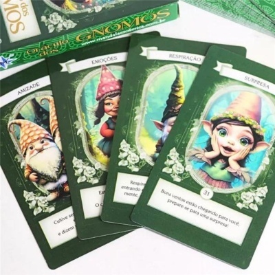 Cartas de gnómios coloridos com texto em português em moldura verde