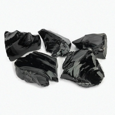 🔮 Cristal : Obsidiana Negra — A Guardiã dos Viajantes (em bruto ou esfera de cristal rolado)