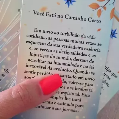 Cartas de oráculo com folhas laranja e texto em português