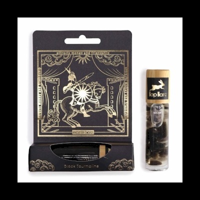 Caixa preta decorada com cavaleiro medieval dourado e frasco com pedras pretas e tampa de madeira