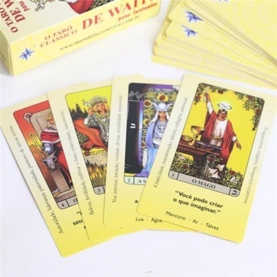Cartas de tarô amarelas com figuras coloridas, carta O MAGO em destaque e caixa com texto DE WAITE
