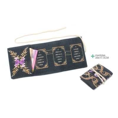 Bolsa preta com padrões florais, textos em inglês, cordão e dimensões 39x17,5 cm