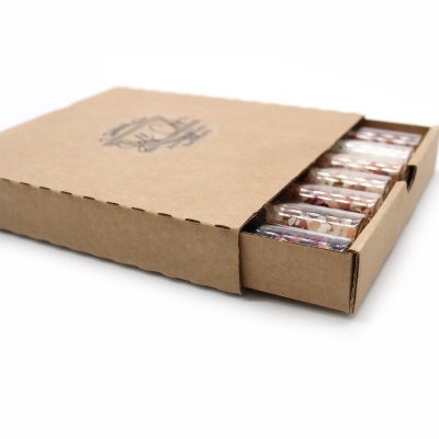 Caixa de cartão com biscoitos embalados individualmente visíveis