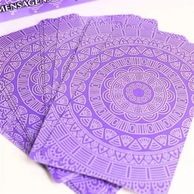 Cartas de tarot roxas com padrão mandala detalhado