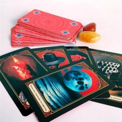 Cartas de tarô coloridas com pedras polidas amarela e marrom