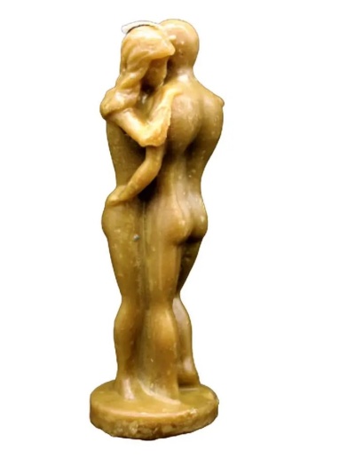 Vela em forma de casal nu a abraçar-se, cor bege.