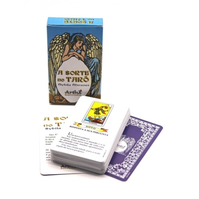 Baralho de cartas de tarô com caixa azul e cartas abertas