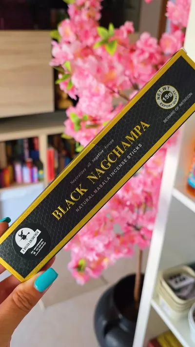 🖤✨ INCENSO BLACK NAG CHAMPA – PODER, MISTÉRIO E PROTEÇÃO ✨🖤