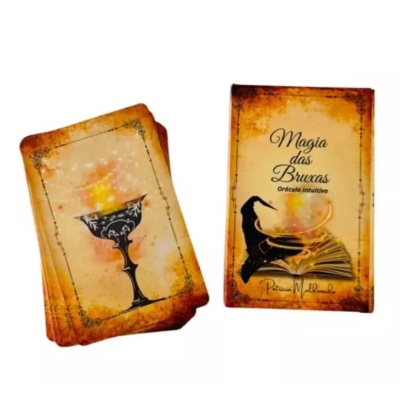 Cartas de oráculo Magia das Bruxas com ilustração de taça e bruxa com livro aberto
