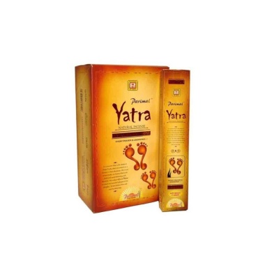 Embalagem de incenso Parimal Yatra cor laranja com texto e desenho de pegadas
