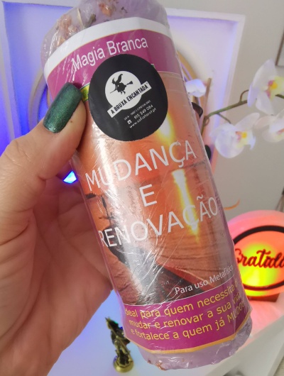 Vela decorativa embalagem com texto 'Mudança e Renovação' e etiqueta preta de bruxa