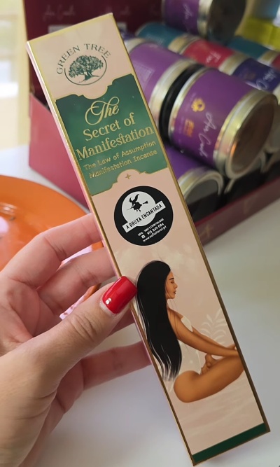 caixa de incenso Green Tree The Secret of Manifestation com ilustração de mulher e adesivo A BRUXA ENCANTADA