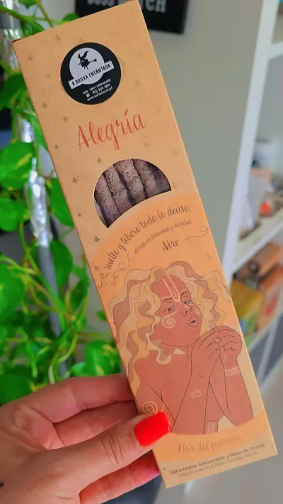 Embalagem de incenso artesanal 'Alegria' com ilustração feminina e selo de selo 'A BRUXA ENCANTADA'