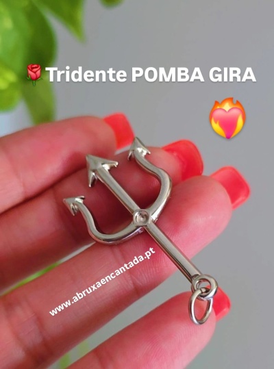 Pingente tridente metálico prateado na mão com unhas vermelhas