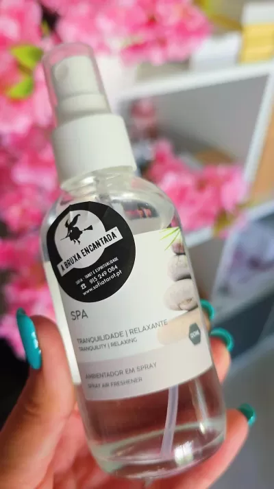 Frasco transparente com spray branco e etiquetas com texto de ambientador SPA tranquilidade relaxante.