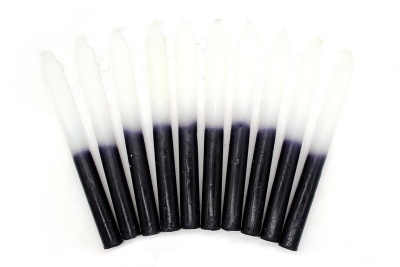 Velas finas degradê preto para branco sobre fundo branco