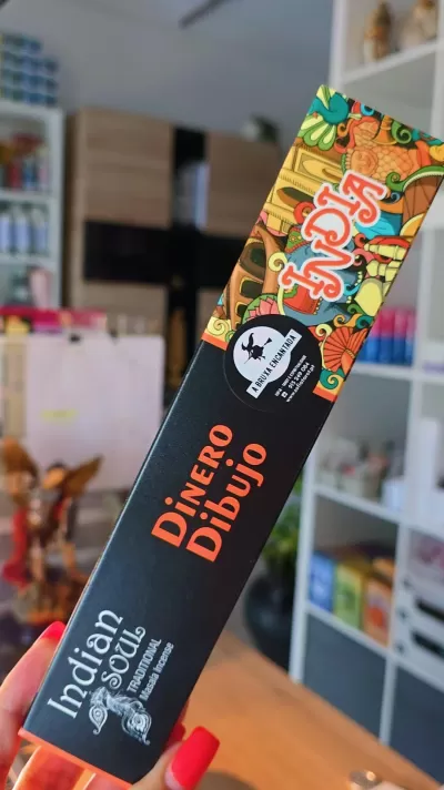 Caixa colorida de incenso Indian Soul Dinero Dibujo com selo RUNA MACONARIA em prateleira