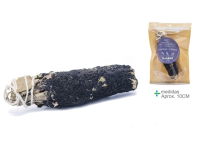 Bastão de sálvia queimada com embalagem plástica ao lado