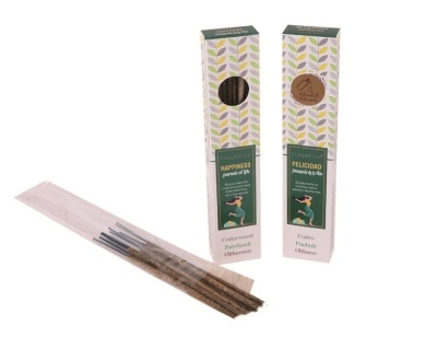 Incenso em varas com embalagem decorada com padrão de folhas e texto em inglês e espanhol