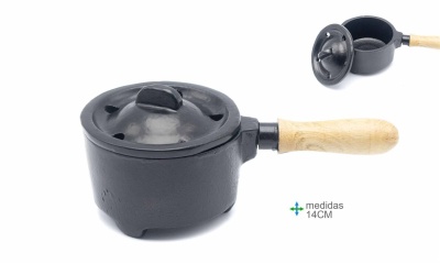 Panela preta de ferro fundido com tampa e pega de madeira