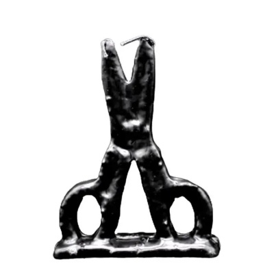 Suporte metálico preto em forma abstrata sobre base retangular