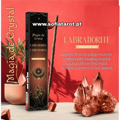 Kit de incenso LABRADORITE SMUDGE KIT com embalagem preta e cristais âmbar em fundo vermelho