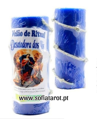 Vela azul ritual com corda e etiqueta religiosa visível