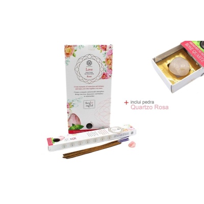 Conjunto de incenso Love com padrão floral, paus de incenso e pedra de quartzo rosa na embalagem.