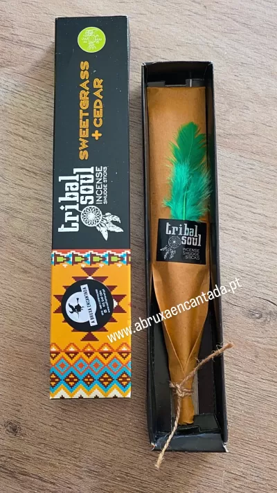 Caixa e maço de incenso Tribal Soul Sweetgrass + Cedar com embalagem colorida e pena verde