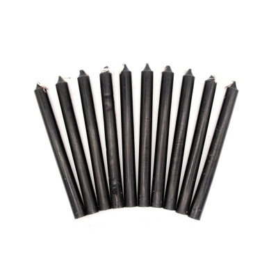 Dez velas negras cilíndricas em leque sobre fundo branco