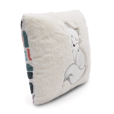 Almofada felpuda branca com desenho bordado de lobo e laterais com padrão geométrico colorido