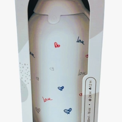 Garrafa térmica branca com corações coloridos e texto 'love' numa caixa branca