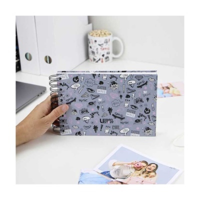 Caderno de capa dura com ilustrações coloridas e texto, em espiral, com fundo branco