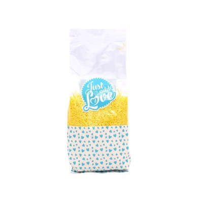 Saco de massa amarela com padrão de corações azuis e etiqueta JUST MADE WITH LOVE