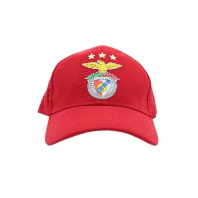 Boné vermelho com logótipo bordado do clube Benfica e três estrelas amarelas