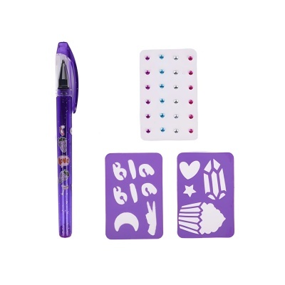 Conjunto com caneta roxa, cartão com pedras coloridas e moldes roxos para desenhos