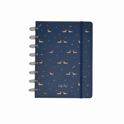Caderno azul com estampado de cães e corações e texto Lovely Story