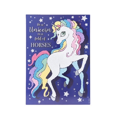 Cartaz com ilustração de unicórnio colorido e texto inspirador