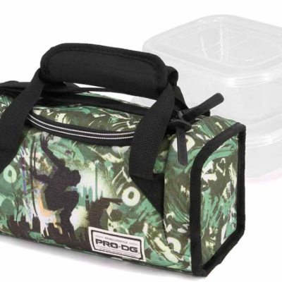 Bolsa térmica camuflada verde e preto com caixas transparentes empilhadas