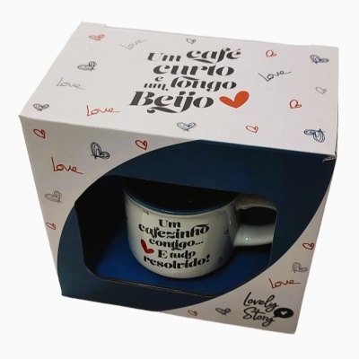 Caneca branca com texto e embalem com corações e texto