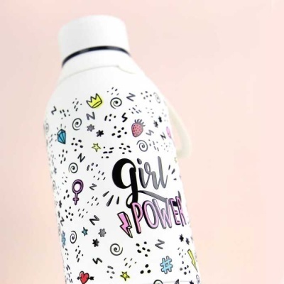 Garrafa metálica branca com desenhos coloridos e texto girl POWER