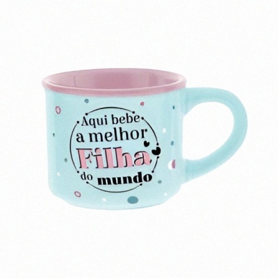 Caneca azul clara com interior rosa e texto decorativo.