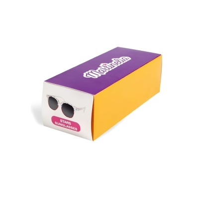 Caixa de cartão colorida com etiqueta mostrando óculos de sol e texto
