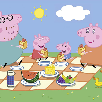 Família de porcos a fazer piquenique ao ar livre com fruta e sumo.