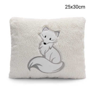 Travesseiro branco felpudo com bordado de raposa cinza.