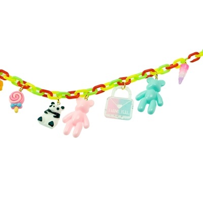 Colar com correntes vermelhas e verdes e pendentes diversos em plástico, incluindo ursinhos e doces.