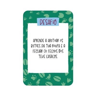 Cartão verde com texto em português sobre desafio de abotoar botões e fechar fechos.