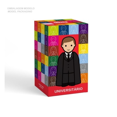 Caixa colorida com figura de homem em fato preto e capa preta e texto UNIVERSITÁRIO