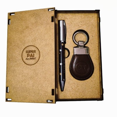 Caixa de madeira com esferográfica e porta chaves " Super Pai"